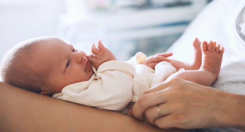 W Toruniu matka oddała dziecko 10 dni po narodzinach. Zostawiła przy nim karteczkę