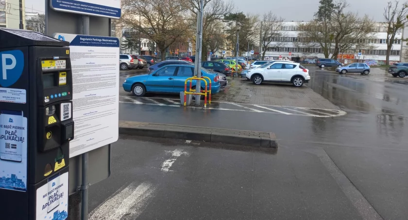 Nowe parkomaty pojawiły się na dużym parkingu blisko centrum Torunia