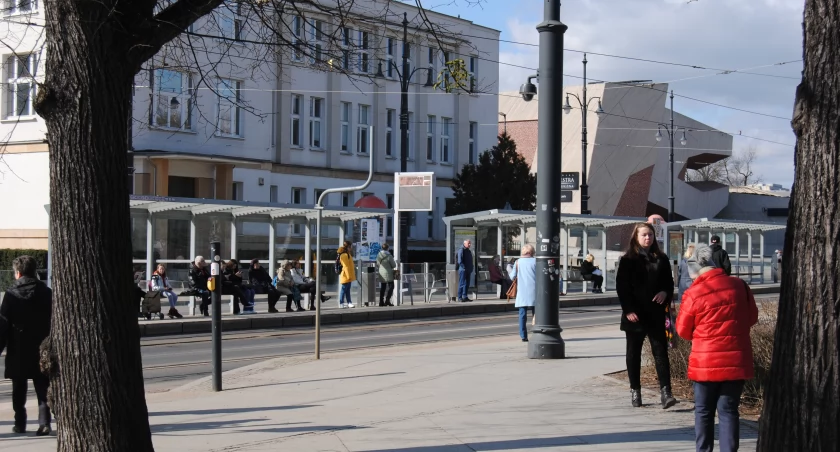 Skandal w centrum Torunia. Złodziej najpierw pomógł, a potem okradł