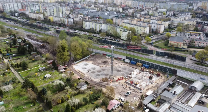 Nowy biurowiec rośnie przy ruchliwej drodze w Toruniu. Będzie siedzibą znanej firmy