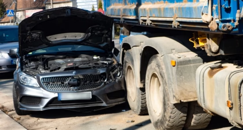 Kierowca ciężarówki wjechał w dwa auta na drodze pod Toruniem