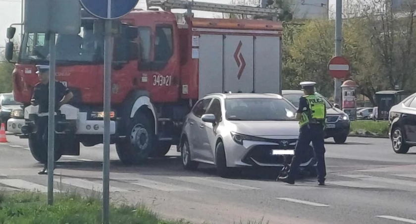 Potrącenie na pasach w Toruniu. 30-latek na hulajnodze wpadł pod samochód