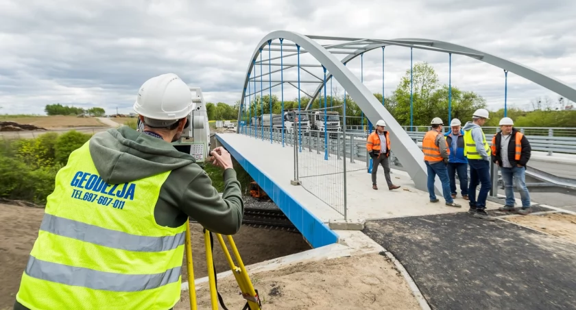 Nowy wiadukt nad magistralą kolejową w województwie