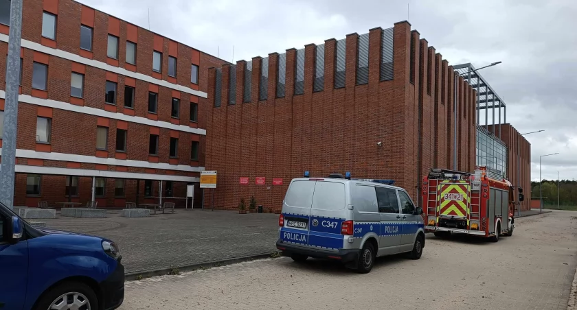 Alarm bombowy na terenie UMK w Toruniu. Trwa akcja służb 