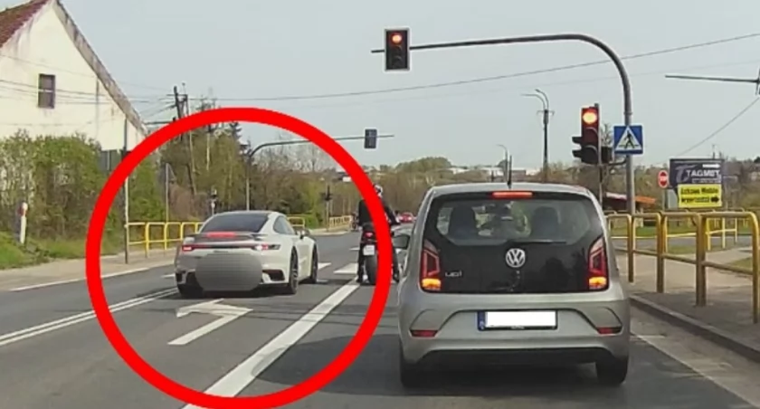 Kierowca luksusowego auta zlekceważył przepisy na skrzyżowaniu pod Toruniem