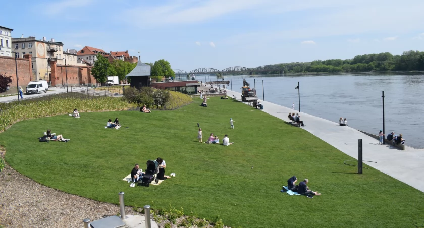 Nastolatka piła wódkę z gwinta w centrum Torunia. Chciała oszukać strażników