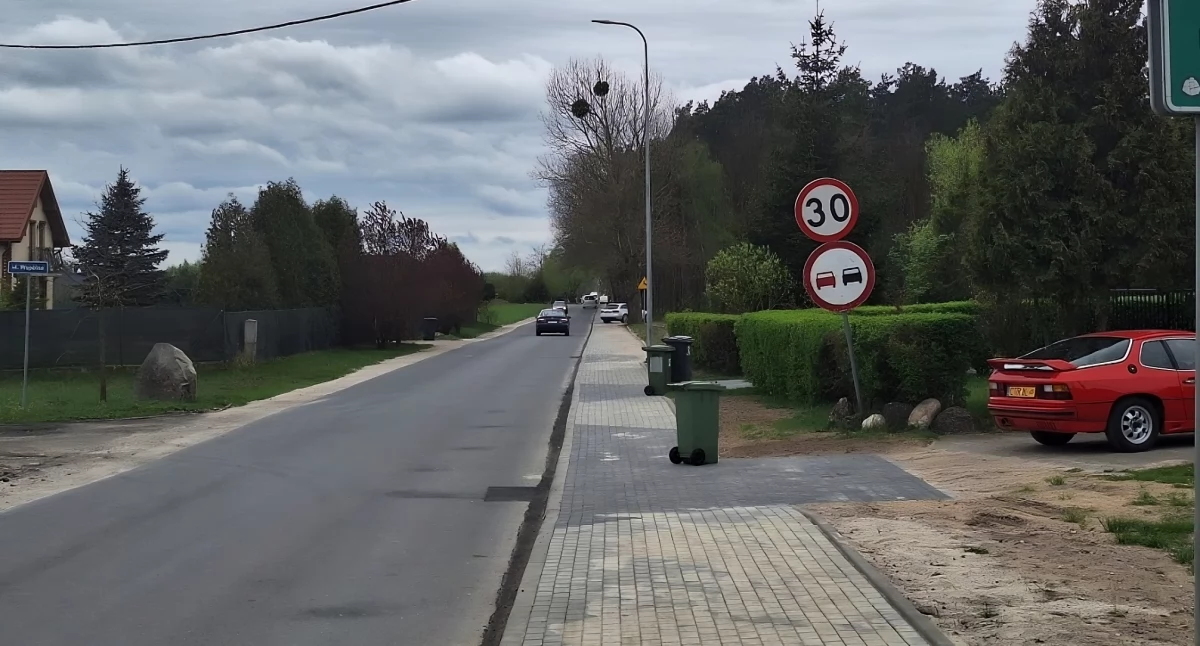 Pod Toruniem powstaje nowy chodnik za blisko 400 tys. zł