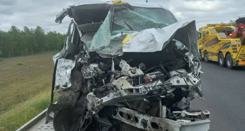 Duży wypadek pod Toruniem. 21-latek wjechał w cysternę [FOTO]