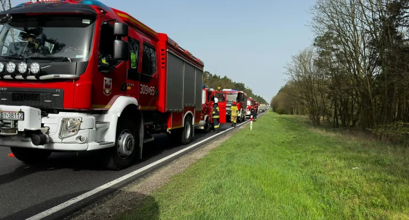 Poranny wypadek pod Toruniem. TIR zderzył się z busem