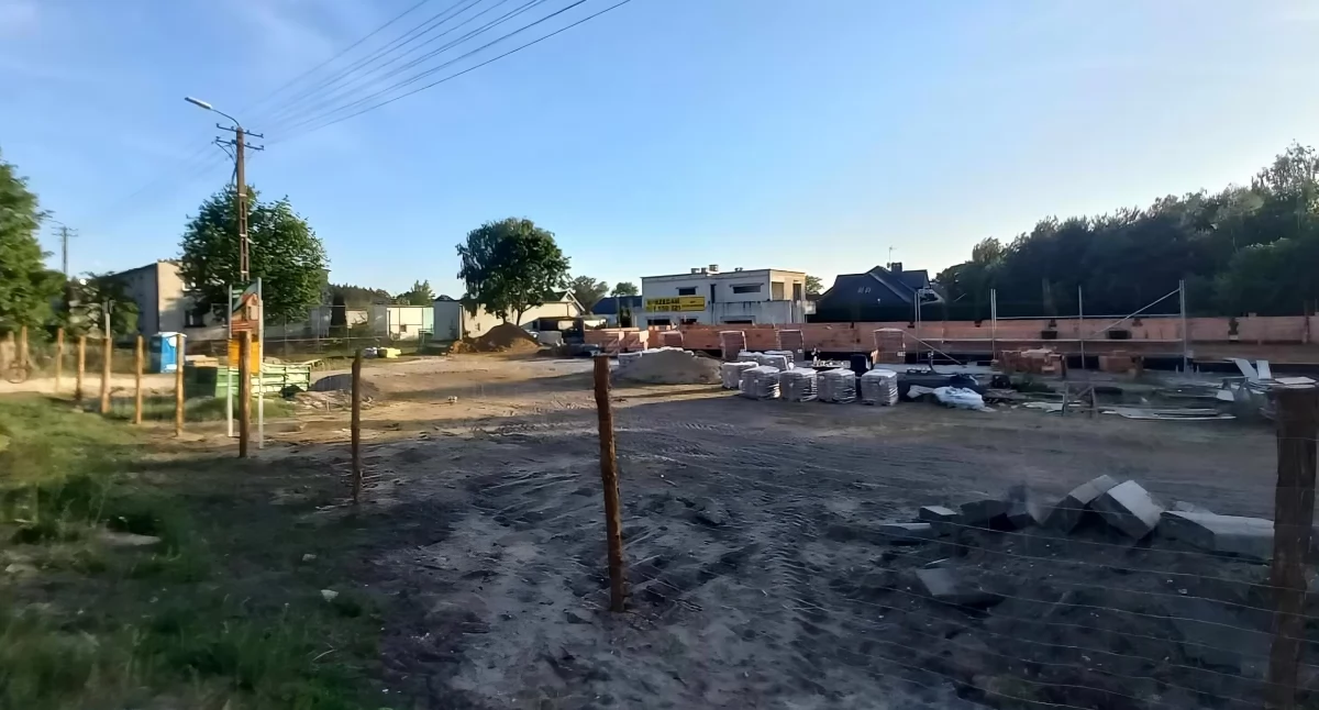 Pod Toruniem trwa budowa nowego marketu. Powstaje w centrum miejscowości