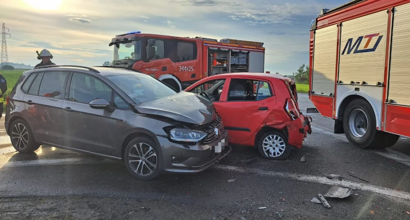 Trzy auta zderzyły się na drodze pod Toruniem. Dwie osoby ranne