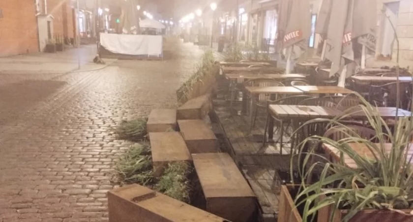 Skandal w centrum Torunia. Zdewastowano ogródek znanej restauracji