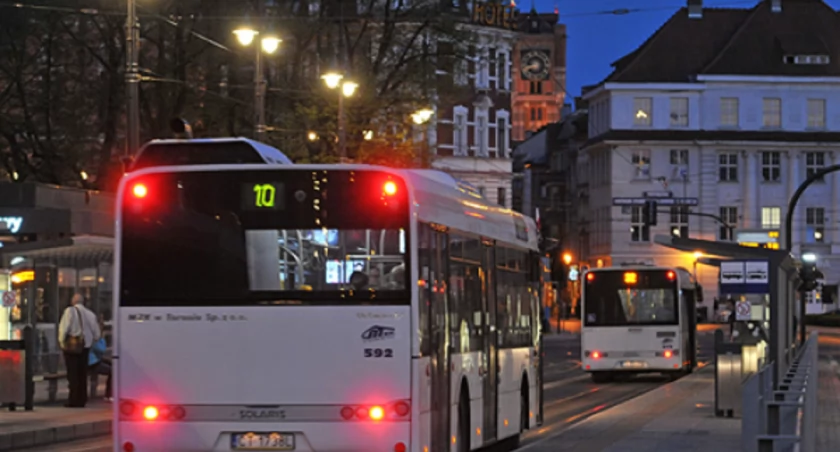 Zagubiona seniorka w autobusie w Toruniu. Była w piżamie i kapciach