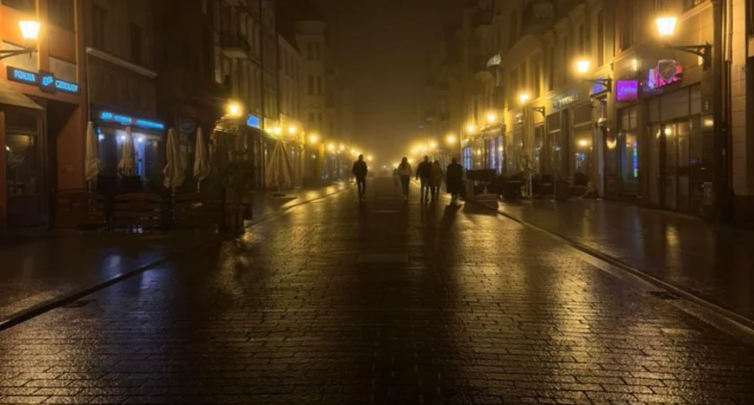 Brutalny atak nieznanego sprawcy w nocy w centrum Torunia