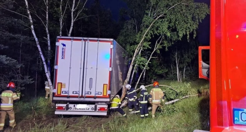 Ciężarówka rozbiła się pod Toruniem. Kierowca stracił panowanie