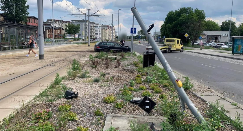 Kobieta staranowała sygnalizację w Toruniu. Rajd zakończyła na torowisku