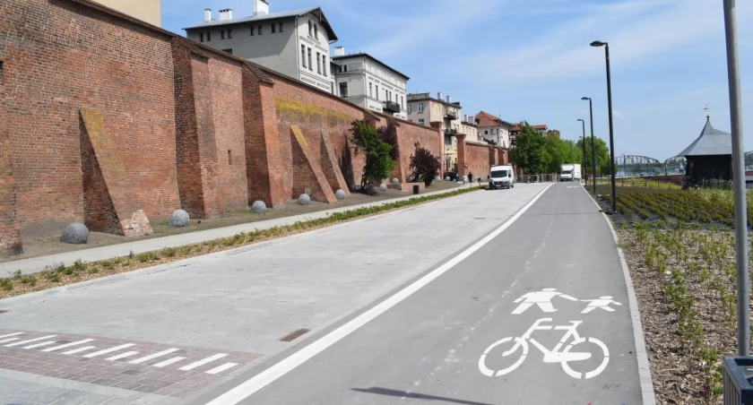 Pechowa awaria na Bulwarze Filadelfijskim w Toruniu. Auto zostało uszkodzone