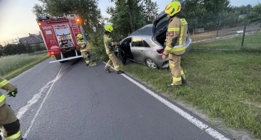 Dramat na drodze pod Toruniem. Kierowca uderzył w drzewo