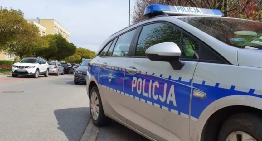 Bezlitosny napad w Toruniu. Senior został zrzucony ze schodów