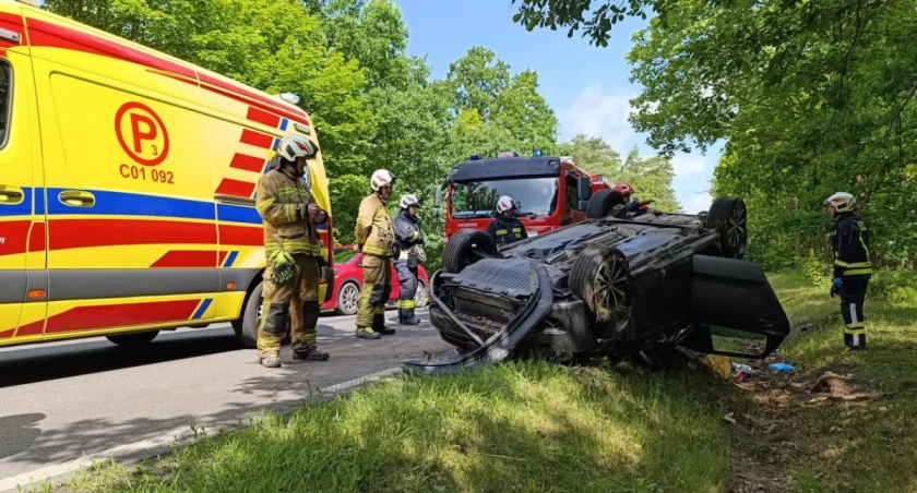 Groźny wypadek pod Toruniem. Kierowca nagle stracił kontrolę nad autem