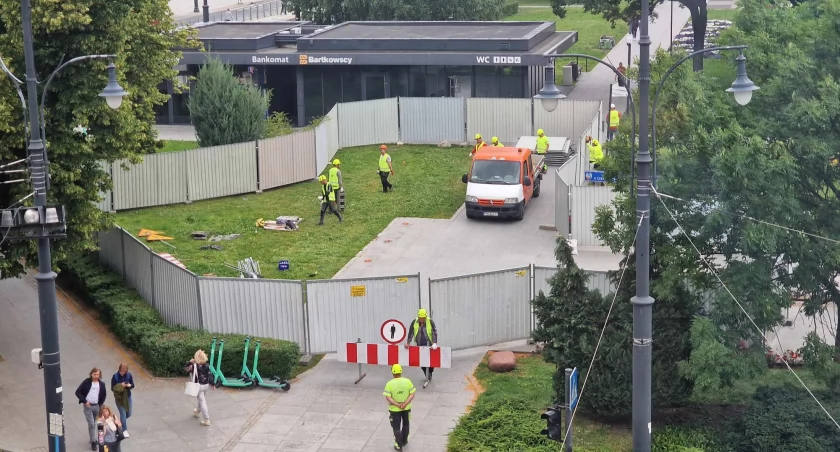 Teren ogrodzony, przejścia brak. Ruszyły prace w samym centrum Torunia