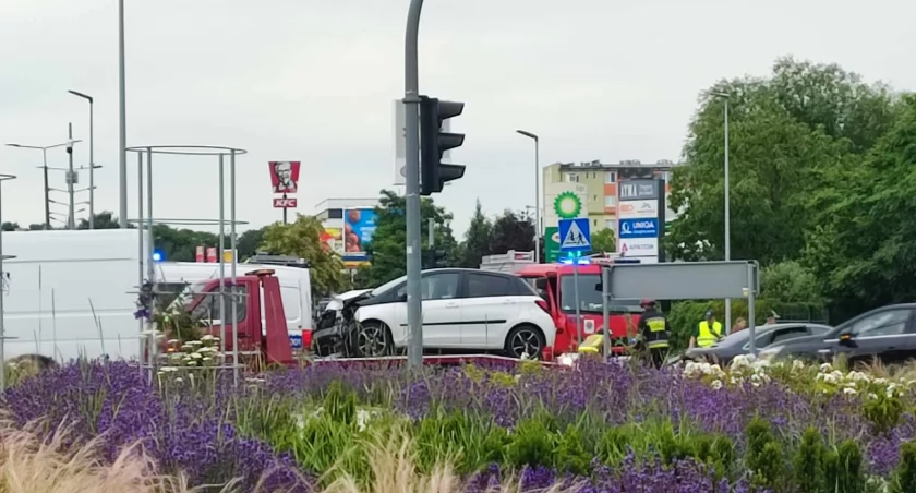 Roztrzaskane auta na skrzyżowaniu w Toruniu. Kierowca wjechał na czerwonym
