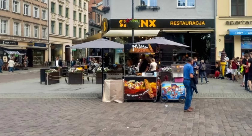 „Biznesmen” oszukuje system w centrum Torunia. Służby bezradne