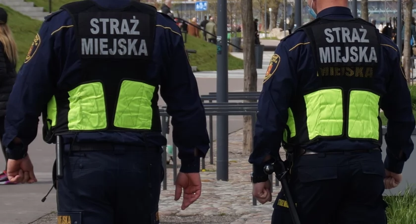 W centrum Torunia odnaleziono poszukiwanego 16-latka. Leżał na ziemi