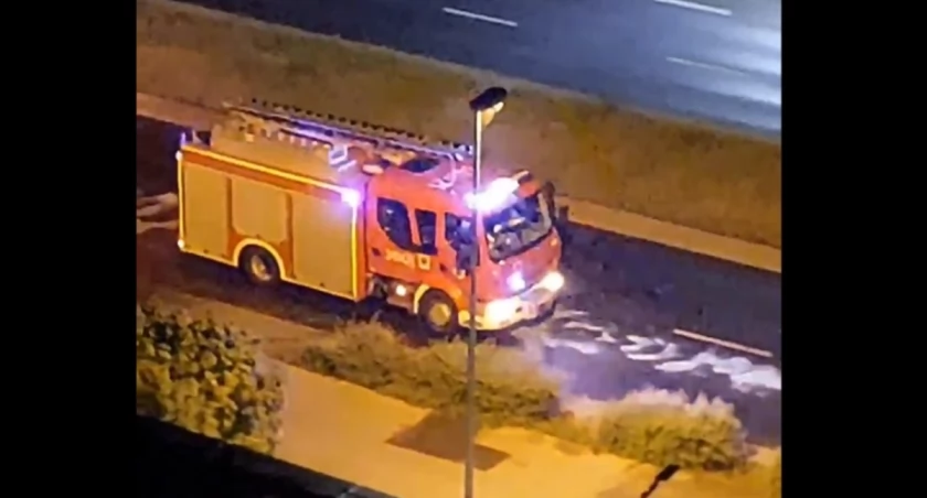 W nocy strażacy wysypali specjalny środek na ulicę w Toruniu [WIDEO]