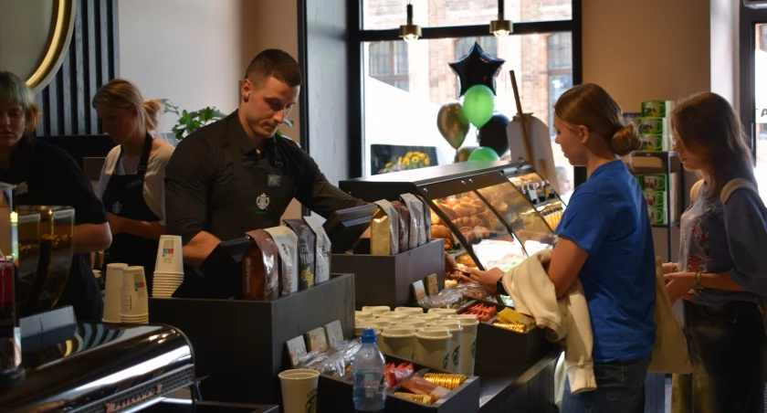 Starbucks uruchomił drugą kawiarnię w Toruniu. Tłumy na otwarciu