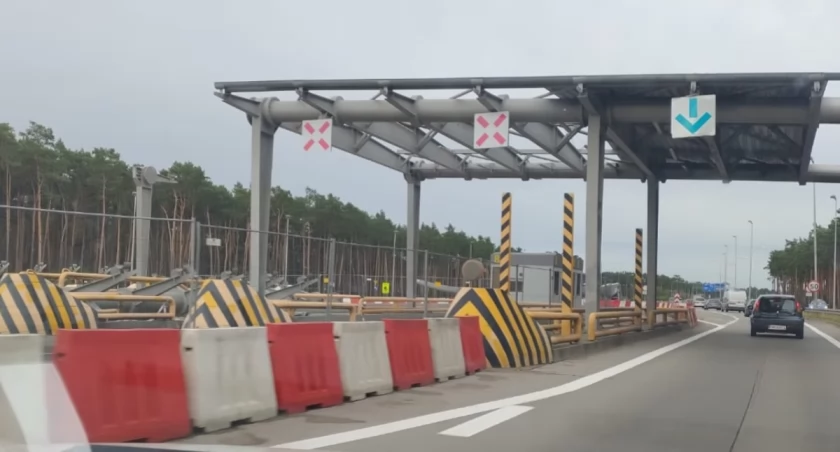 Wyburzenia na drodze pod Toruniem. Trwa rozbiórka stacji poboru opłat