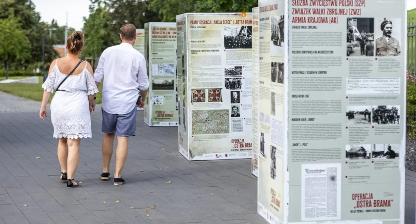 W parku w Toruniu stanęła plenerowa wystawa planszowa