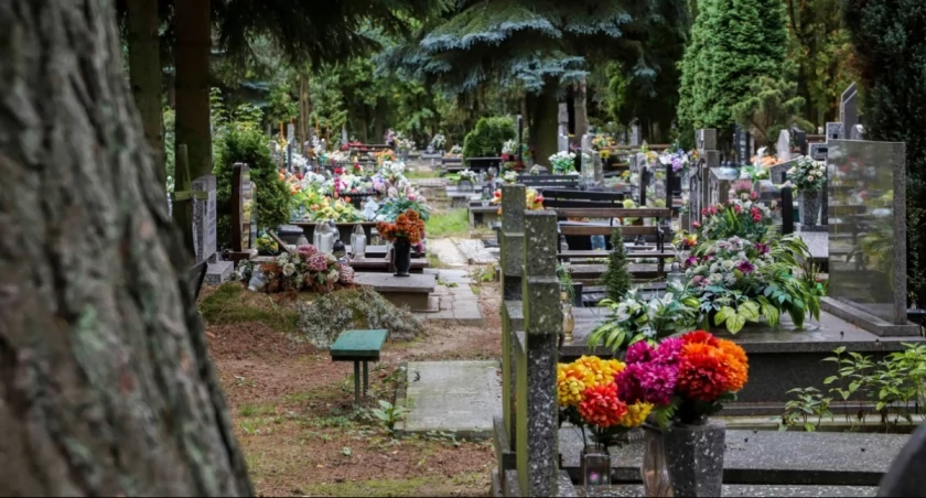 55-latek zaatakował strażników miejskich na cmentarzu w Toruniu 