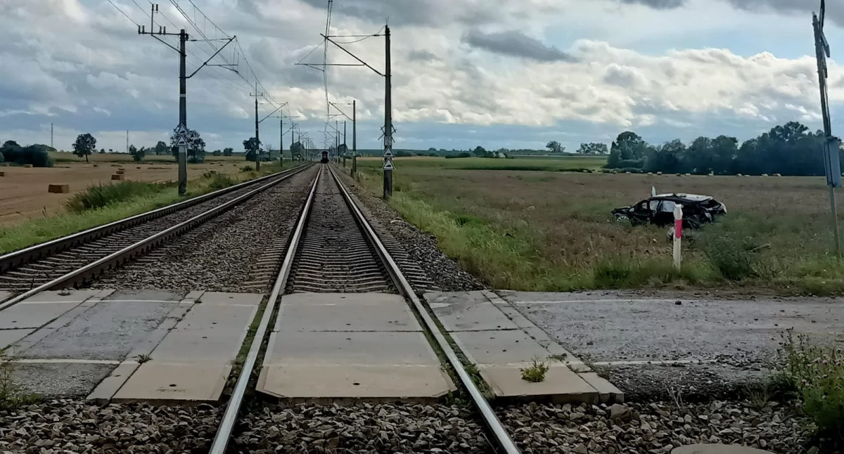 Dramat pod Toruniem. Pociąg z impetem uderzył w samochód osobowy 