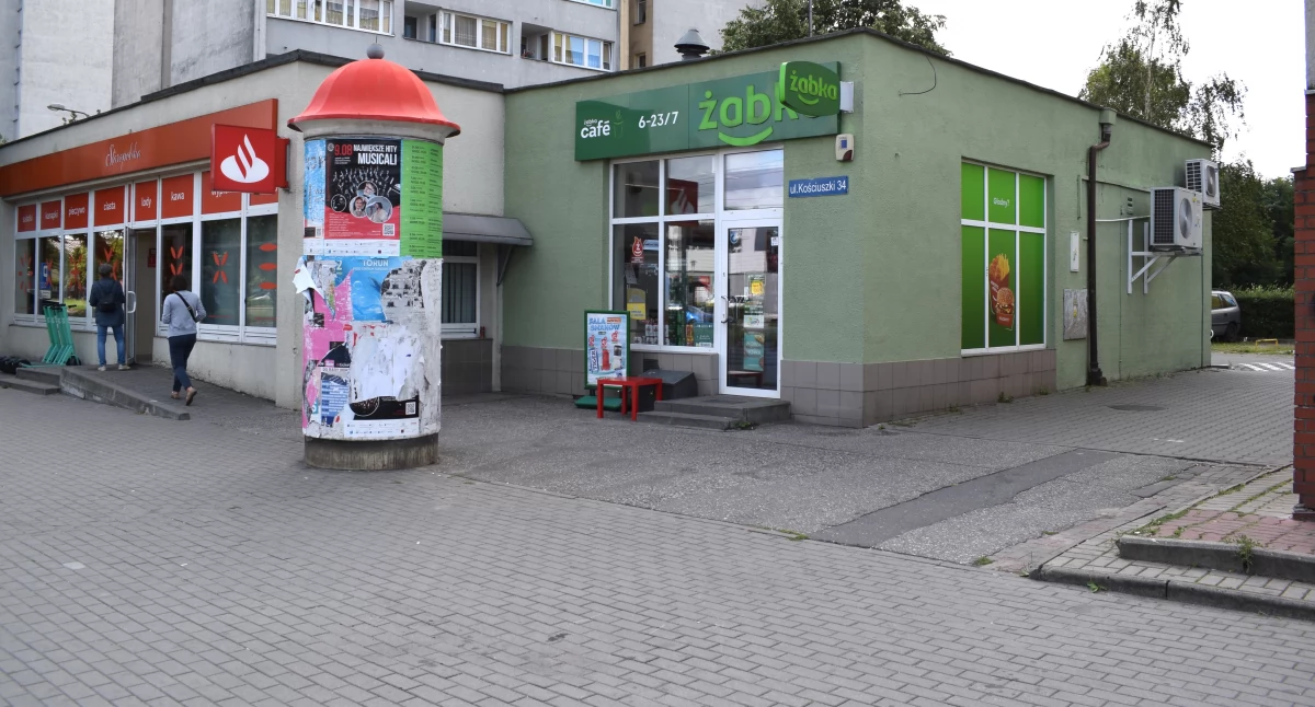 Problem przed Żabką w Toruniu. „Obawiamy się o zdrowie i bezpieczeństwo”