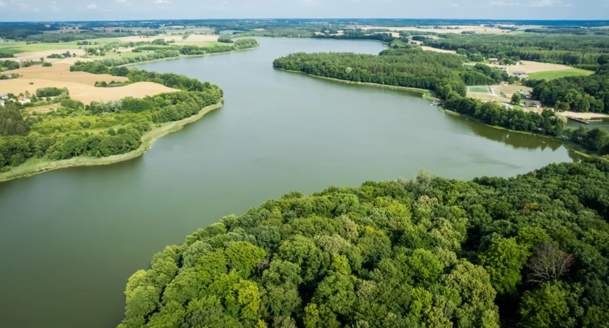 To największy Park Krajobrazowy w województwie. Jest nazywany krainą stu jezior