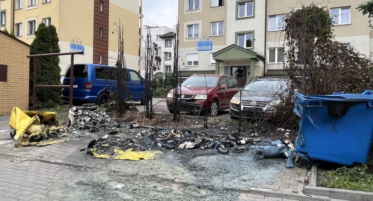 Dramat na osiedlu w Toruniu. Młody mężczyzna podpalił auta, śmietniki i kontener