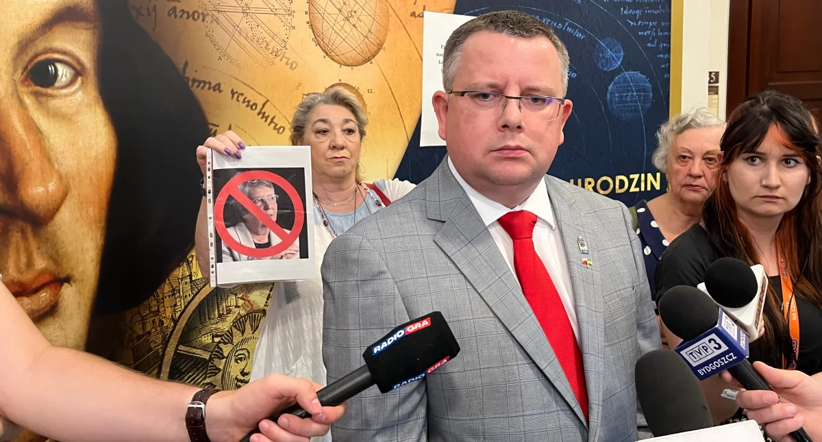 Kontrowersyjna profesor odznaczona w Toruniu. Na sali krzyczano: To hańba!