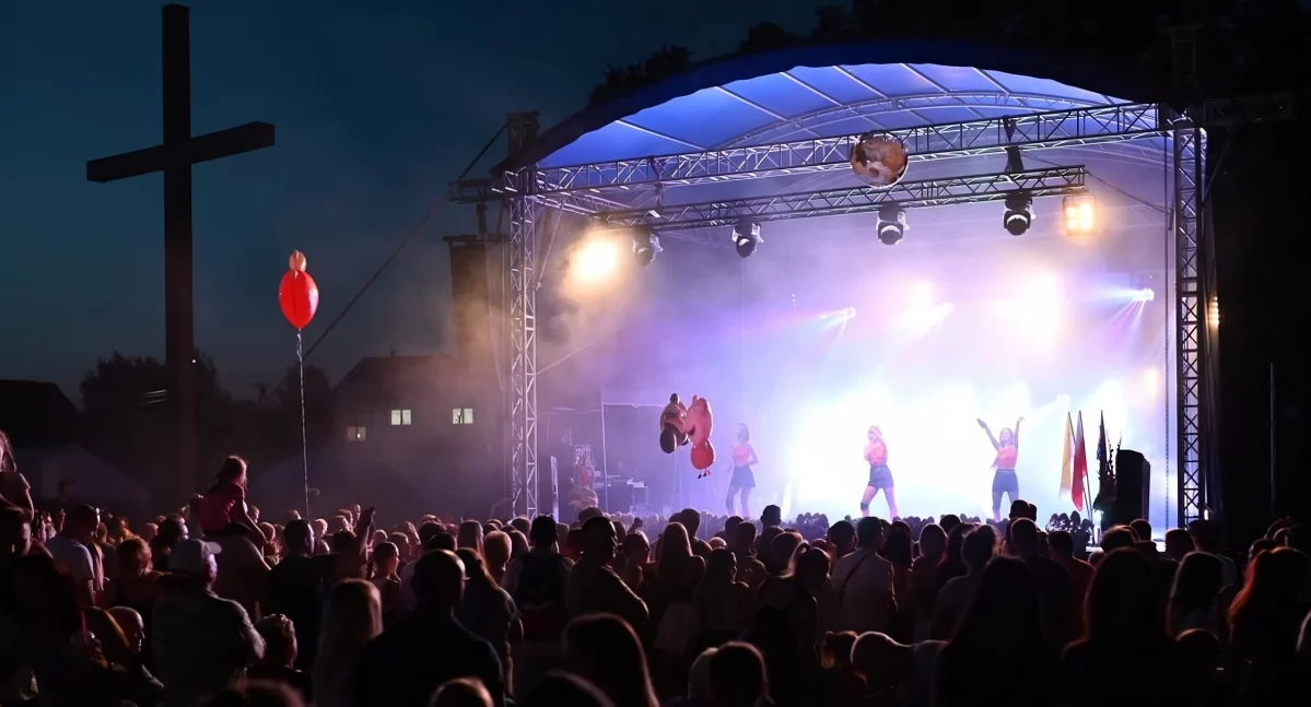 Zespół disco polo zagrał na dożynkach pod Toruniem. Tłumy bawiły się przy kościele 