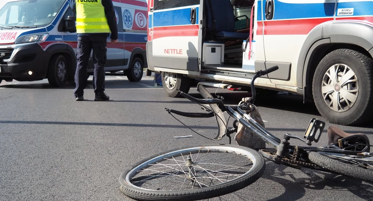 Poważny wypadek na skrzyżowaniu w Toruniu. Kierowca auta wjechał w rowerzystę