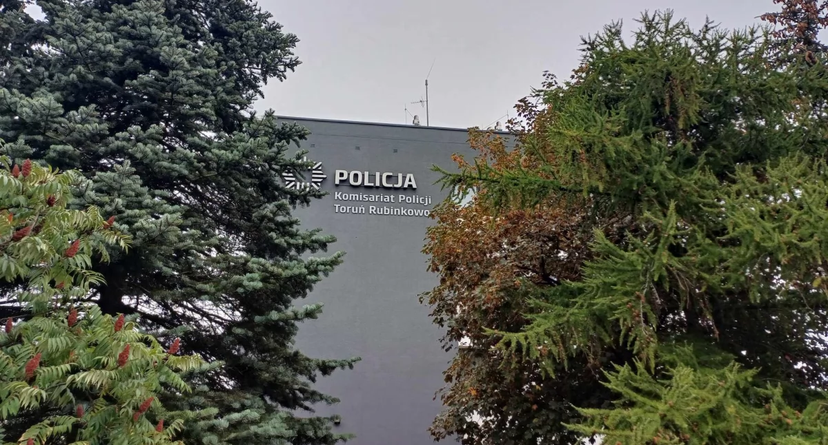 Policjanci wyprowadzeni w kajdankach z komisariatu w Toruniu. Zostaną zwolnieni