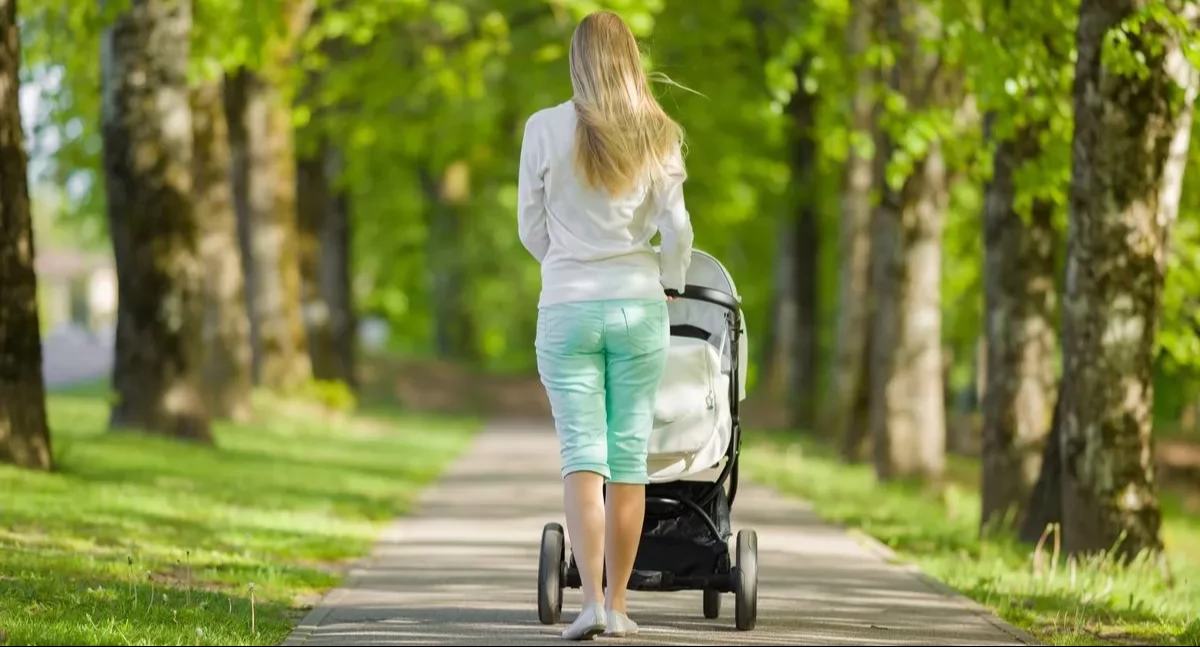 Skandal w Toruniu. Matka z piwem w ręku opiekowała się niemowlakiem