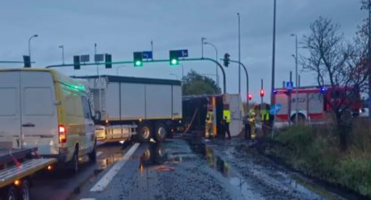 Wypadek na skrzyżowaniu pod Toruniem. TIR przewrócił się przed sygnalizacją