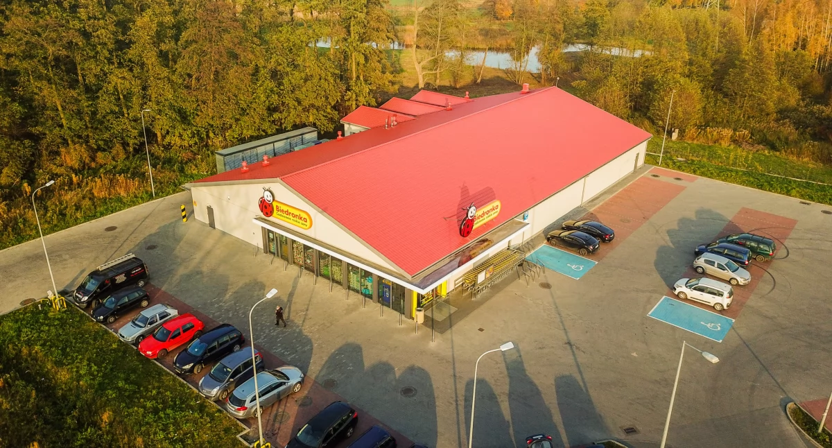 Mieszkańcy zaniepokojeni. Obcokrajowiec zaczepia kobiety przy markecie pod Toruniem