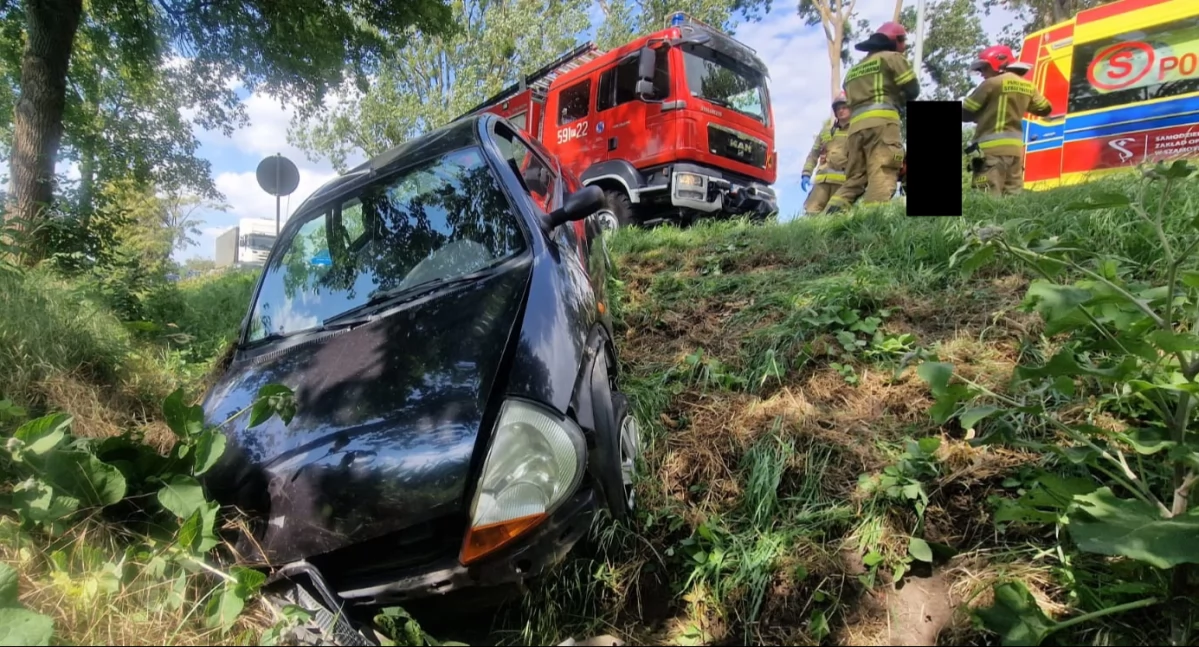 Dachowanie auta pod Toruniem. Po wypadku ruchem kieruje policja