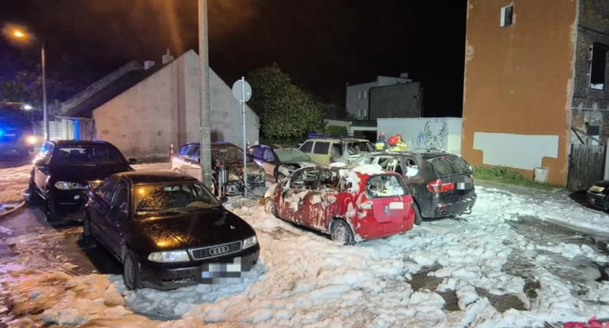 Na parkingu pod Toruniem płonęły auta. Uszkodzonych 10 samochodów