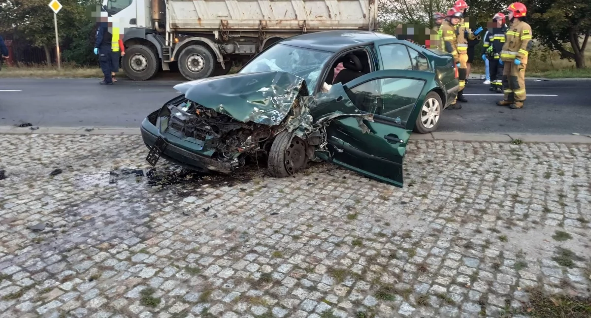 Poważny błąd 56-latki. Kobieta wjechała w ciężarówkę w Toruniu