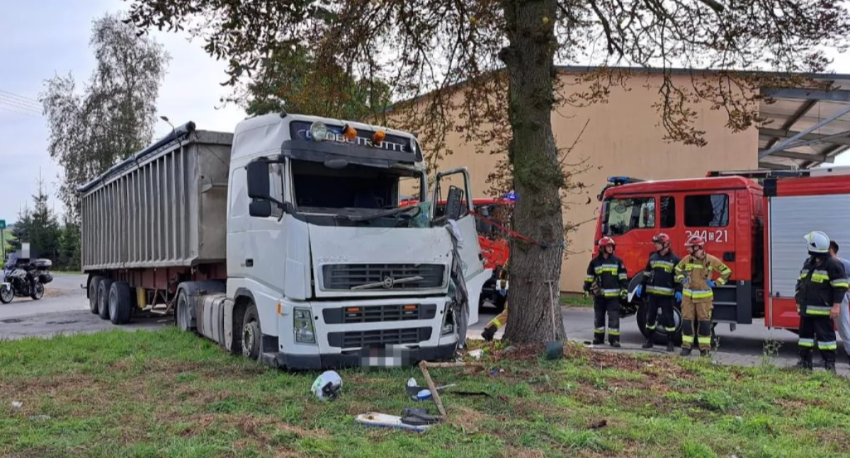 Kierowca ciężarówki uderzył w drzewo pod Toruniem. Mężczyzna został zakleszczony w kabinie