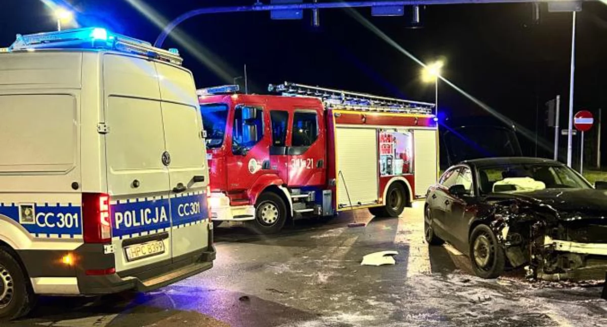 Poważny wypadek na ruchliwym skrzyżowaniu w Toruniu. Trzy osoby poszkodowane