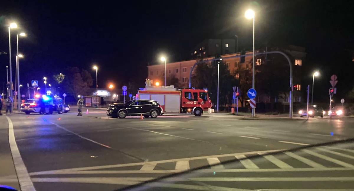 Kraksa na skrzyżowaniu w Toruniu. 36-latka nie zatrzymało nawet czerwone światło